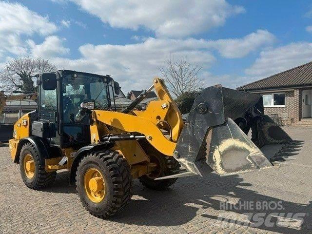 CAT 906 Фронтальные погрузчики