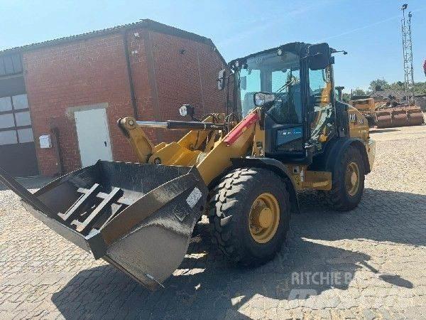 CAT 906 Фронтальные погрузчики