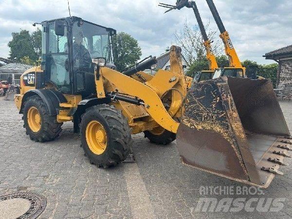 CAT 908 Фронтальные погрузчики