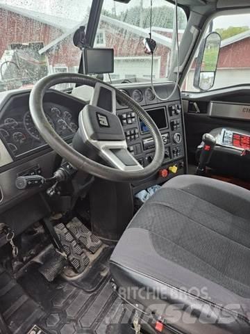 CAT Truck Изотермический фургон