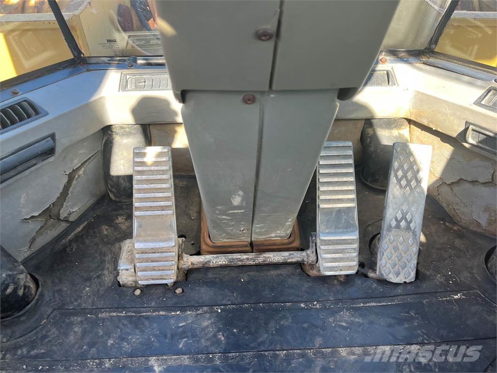 CASE 821C Фронтальные погрузчики