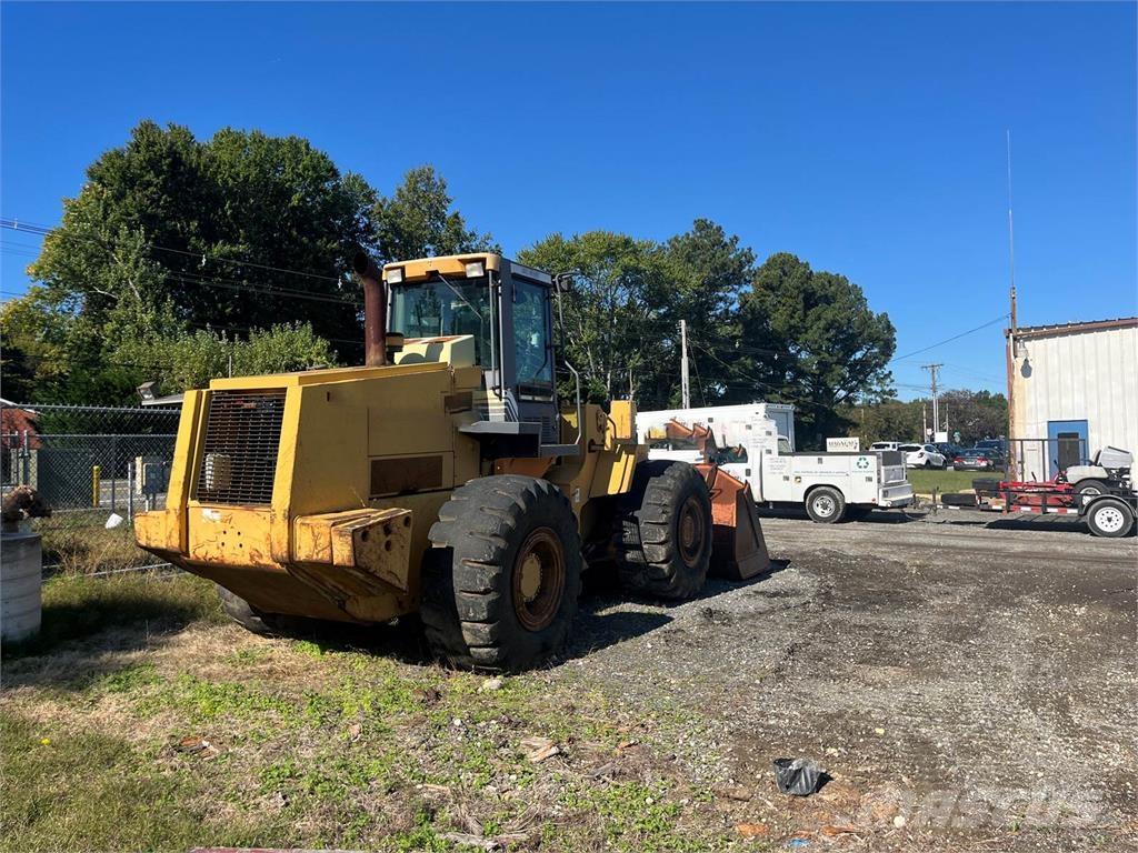 CASE 821C Фронтальные погрузчики