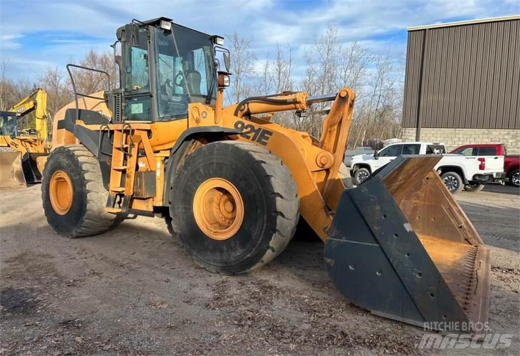 CASE 921E Фронтальные погрузчики