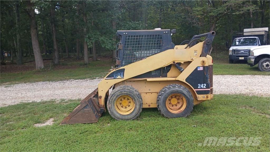 CAT 242 Мини-погрузчики