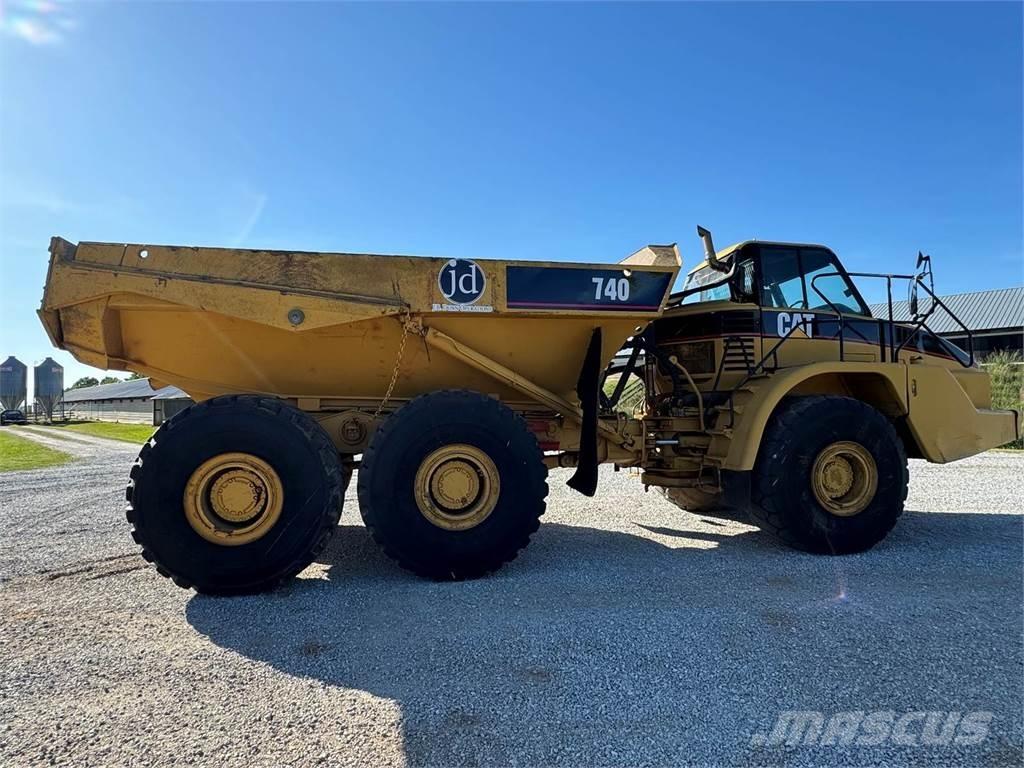 CAT 740 Шарнирно-сочленённые самосвалы
