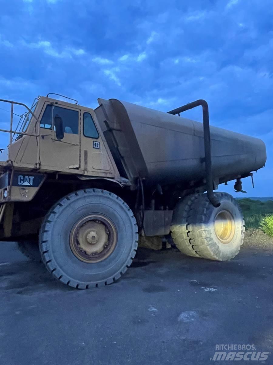 CAT 773B Грузовики-цистерны