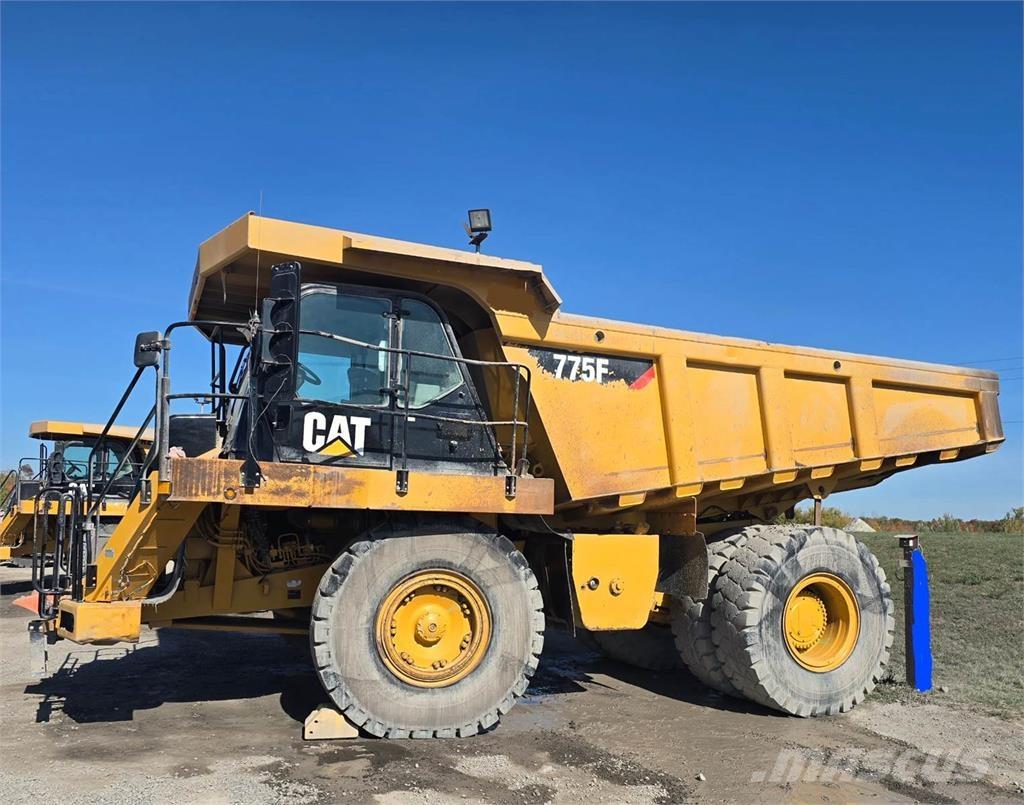 CAT 775F Шарнирно-сочленённые самосвалы