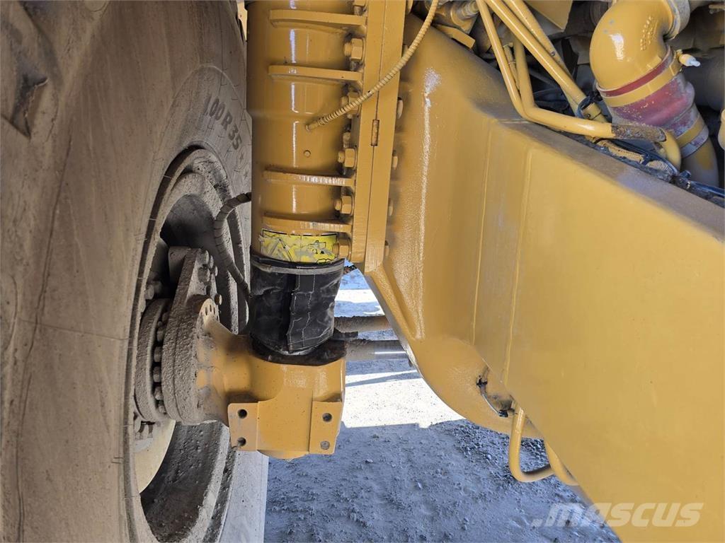 CAT 775F Шарнирно-сочленённые самосвалы