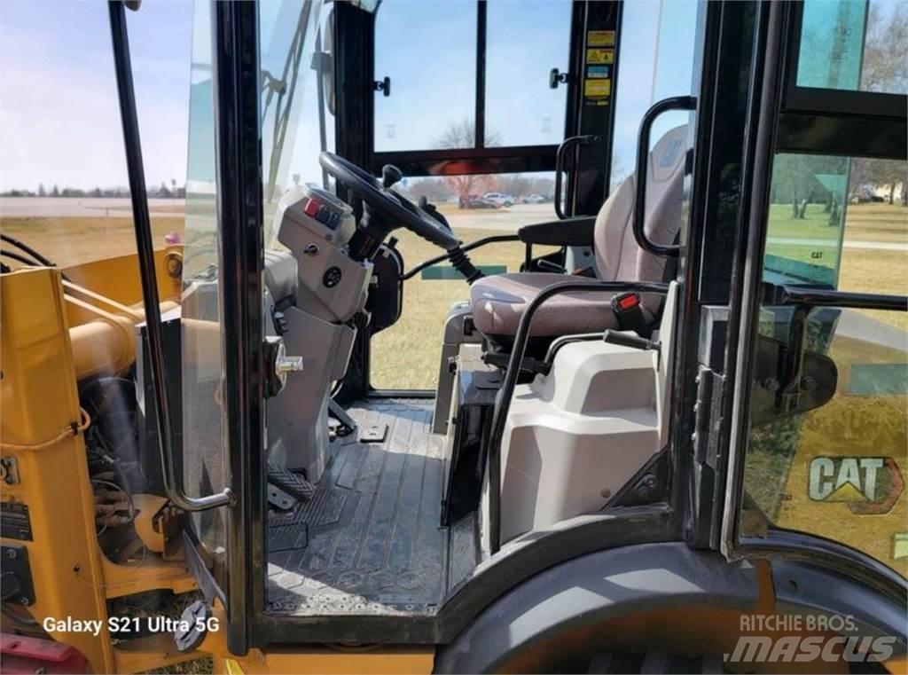 CAT 903D Фронтальные погрузчики