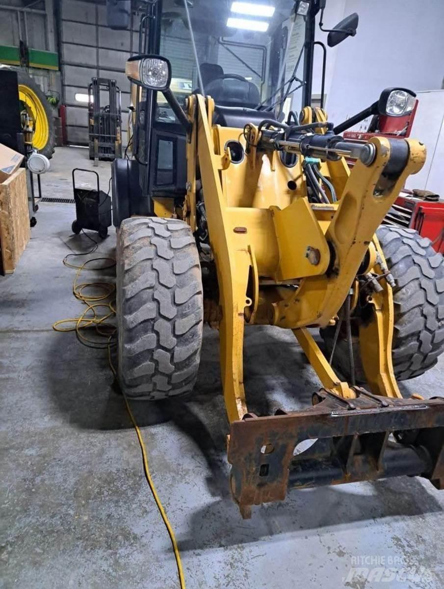 CAT 906H Фронтальные погрузчики