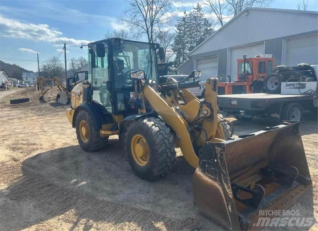 CAT 906M Фронтальные погрузчики