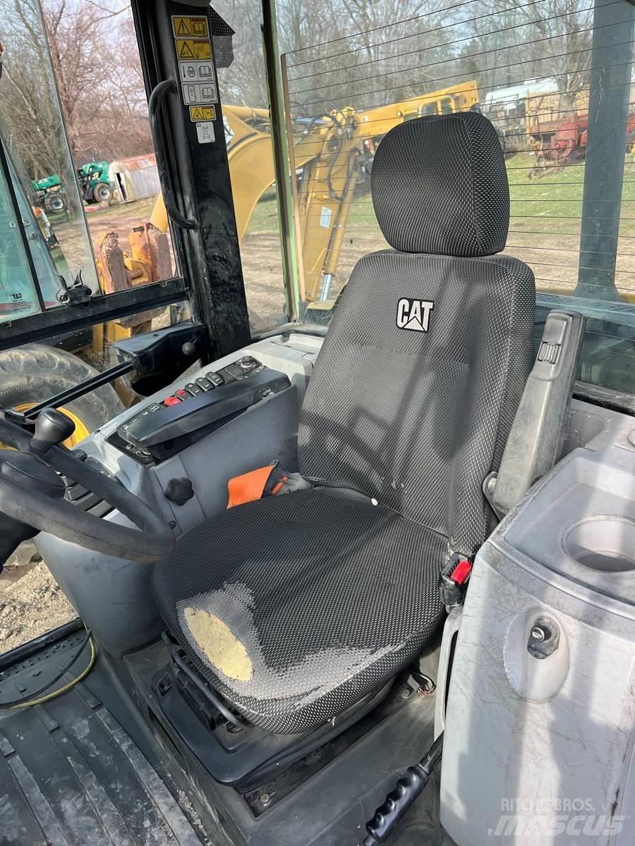 CAT 906M Фронтальные погрузчики