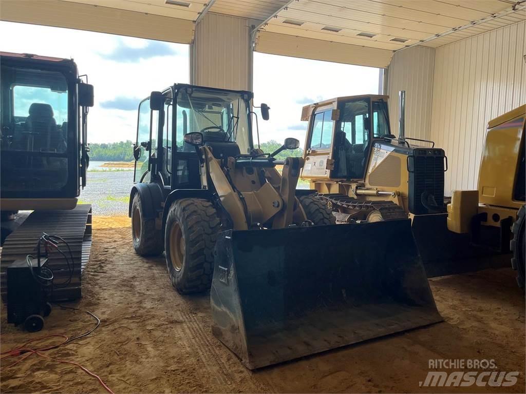 CAT 908M Фронтальные погрузчики