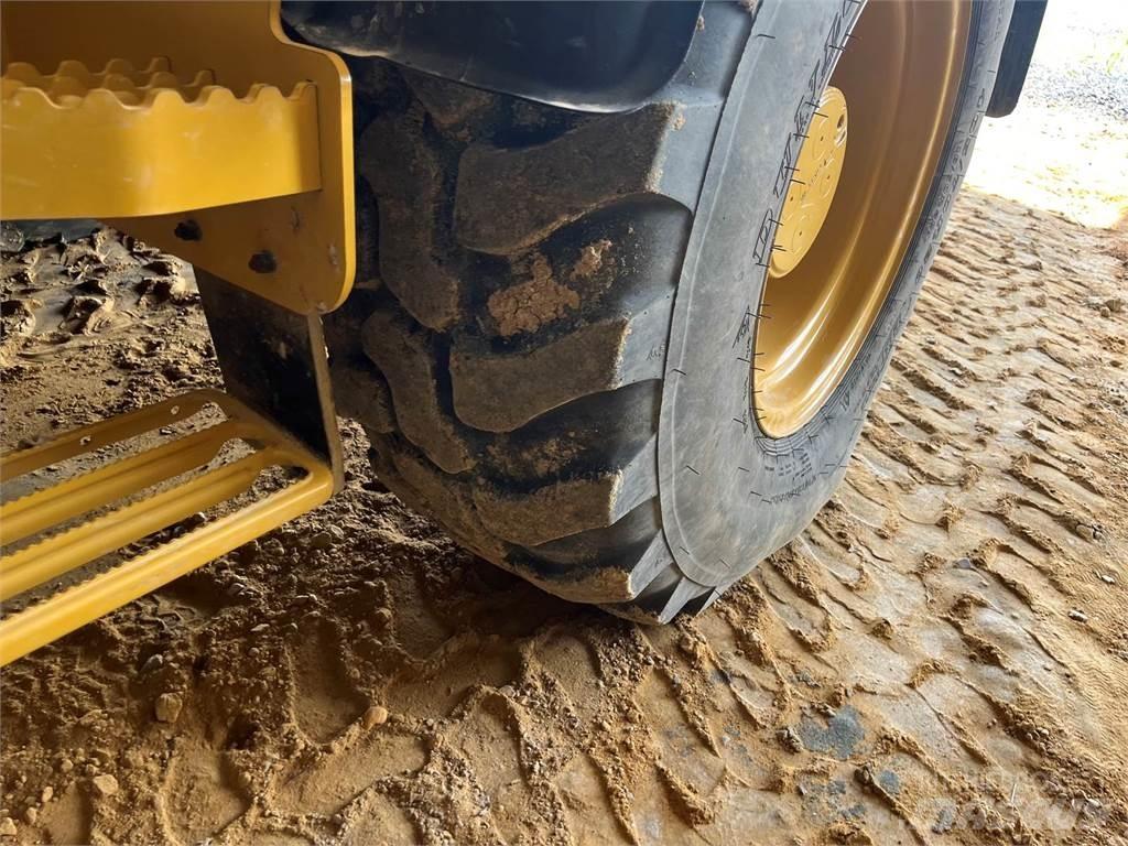 CAT 908M Фронтальные погрузчики