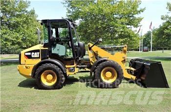 CAT 908M Фронтальные погрузчики