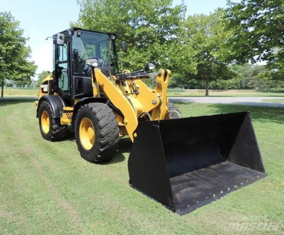 CAT 908M Фронтальные погрузчики