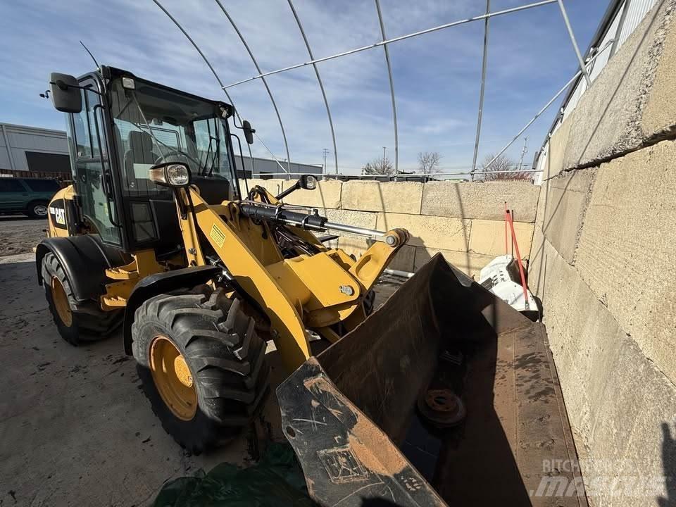 CAT 908M Фронтальные погрузчики