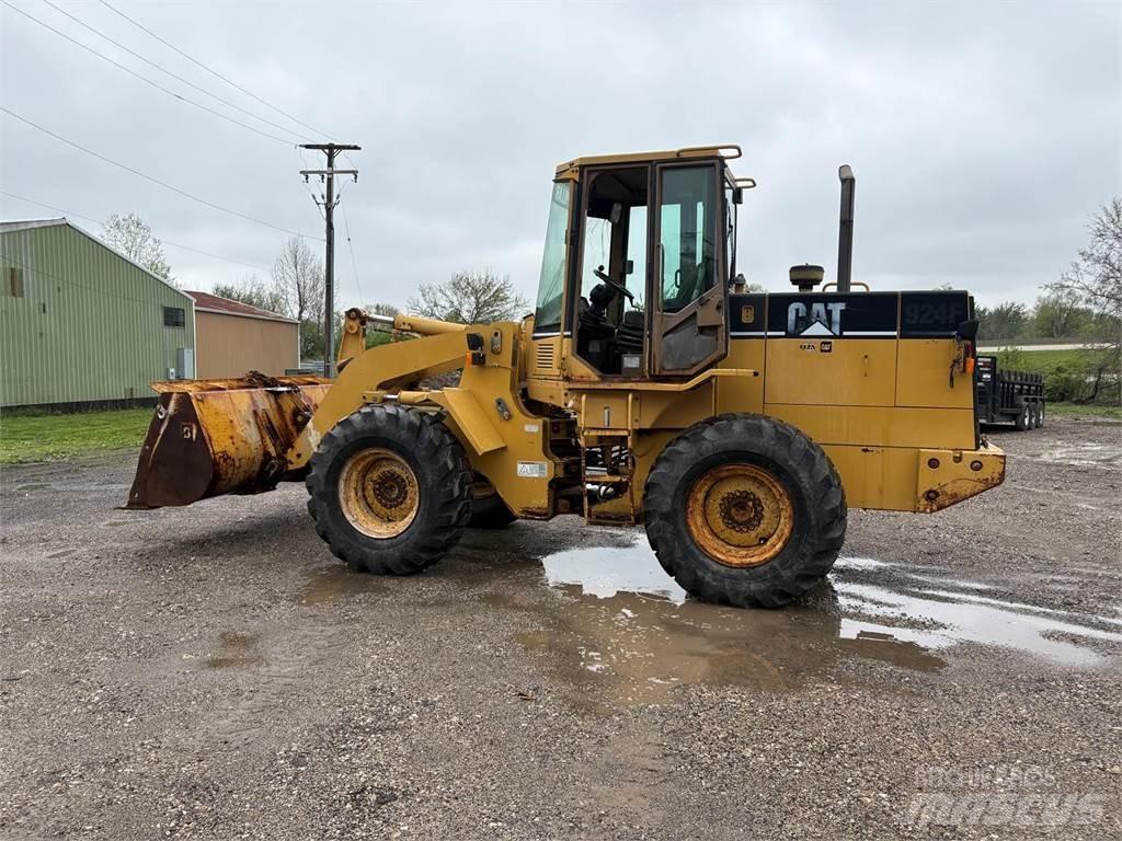 CAT 924F Фронтальные погрузчики
