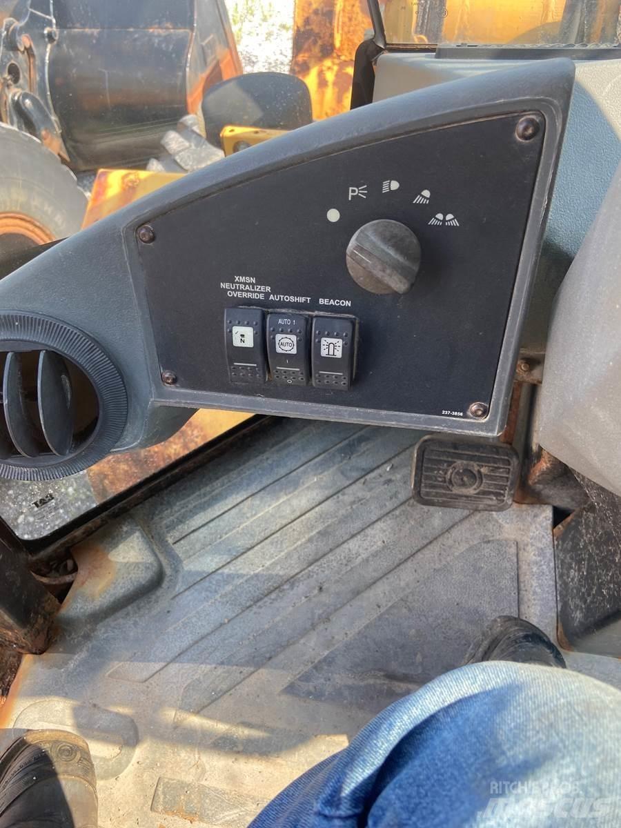 CAT 930G Фронтальные погрузчики