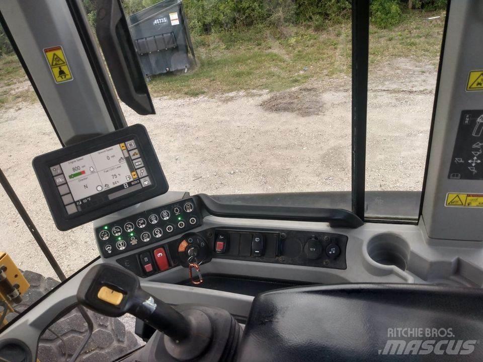 CAT 930M Фронтальные погрузчики