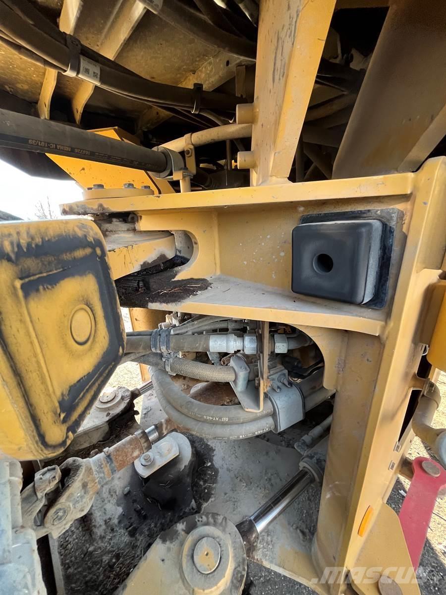 CAT 930M Фронтальные погрузчики