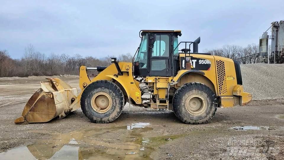 CAT 950M Фронтальные погрузчики