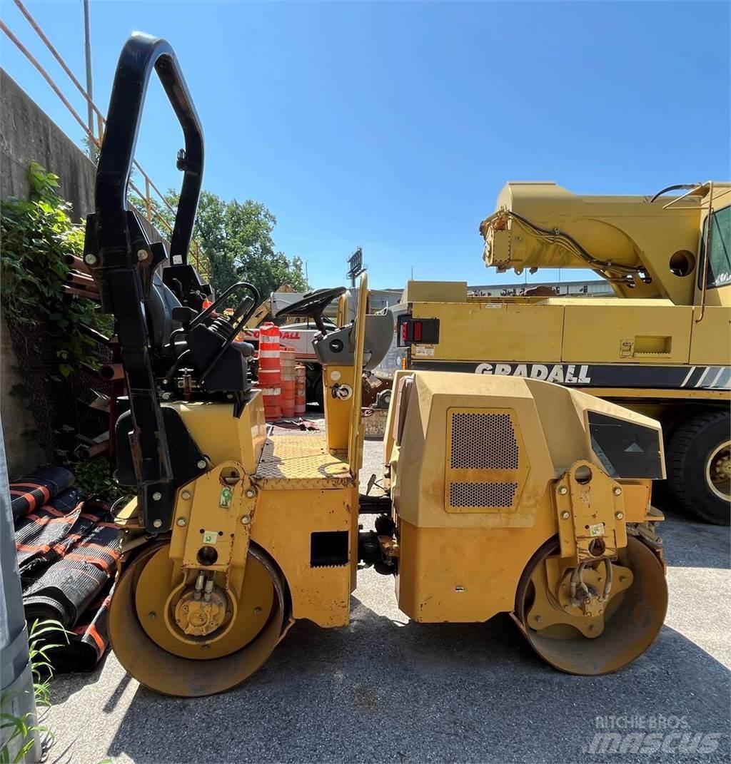 CAT CB22 Грунтовые катки
