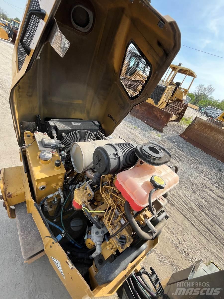 CAT CB24B Грунтовые катки