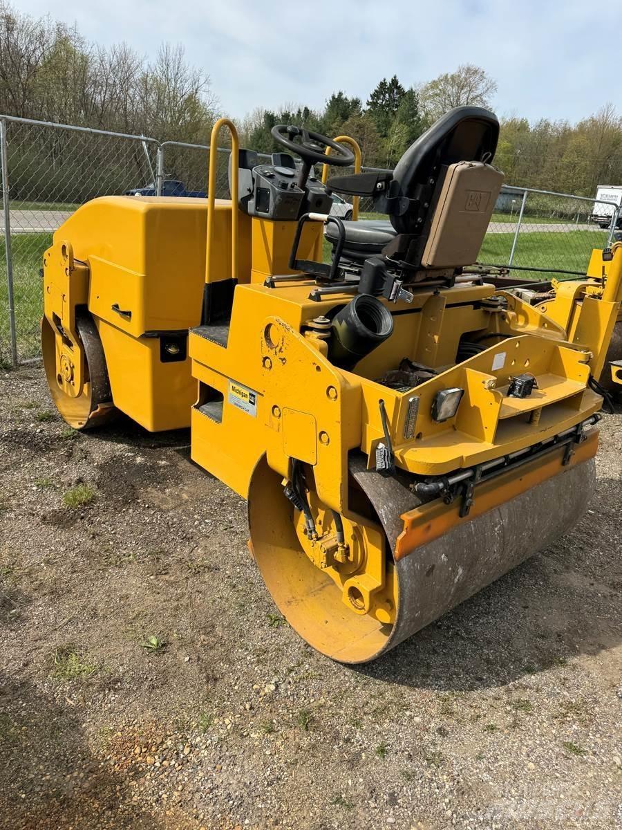 CAT CB34 Асфальтоукладчики