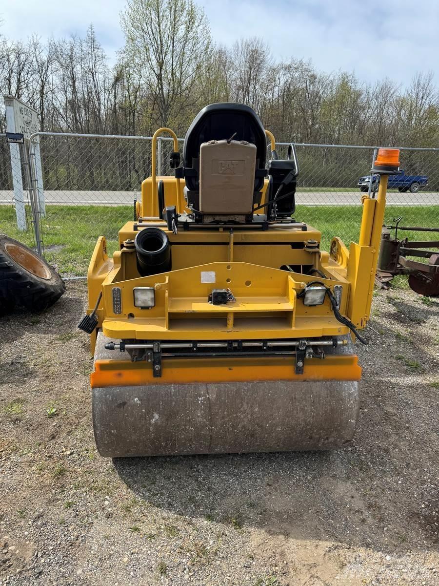 CAT CB34 Асфальтоукладчики