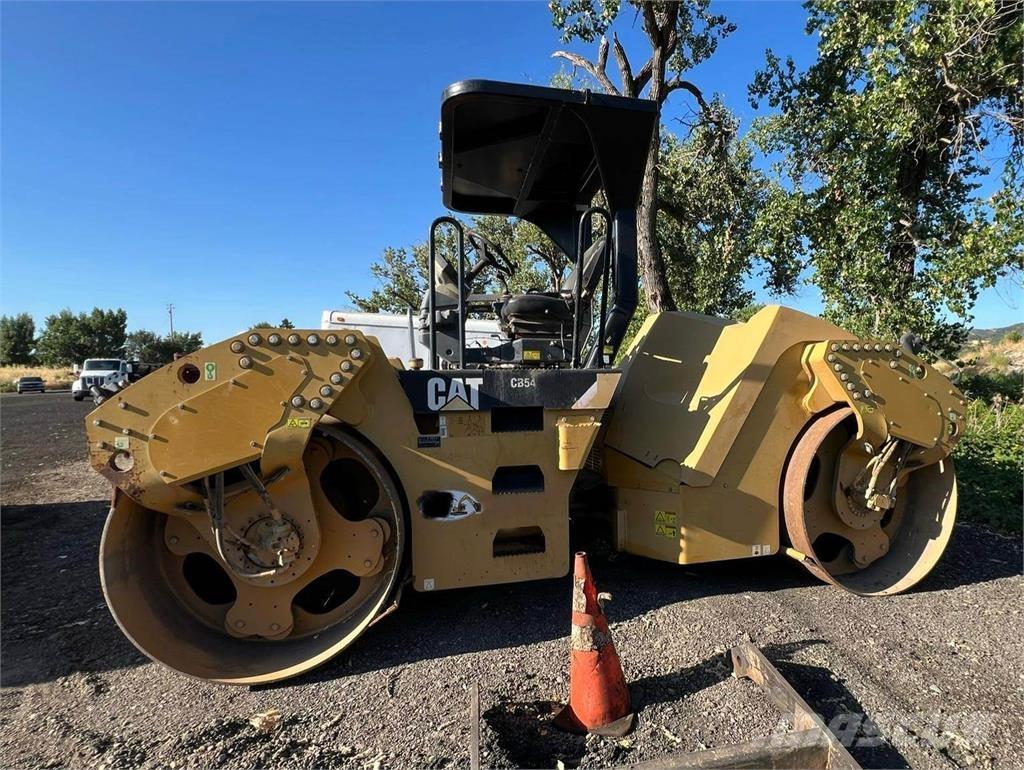 CAT CB54 Грунтовые катки
