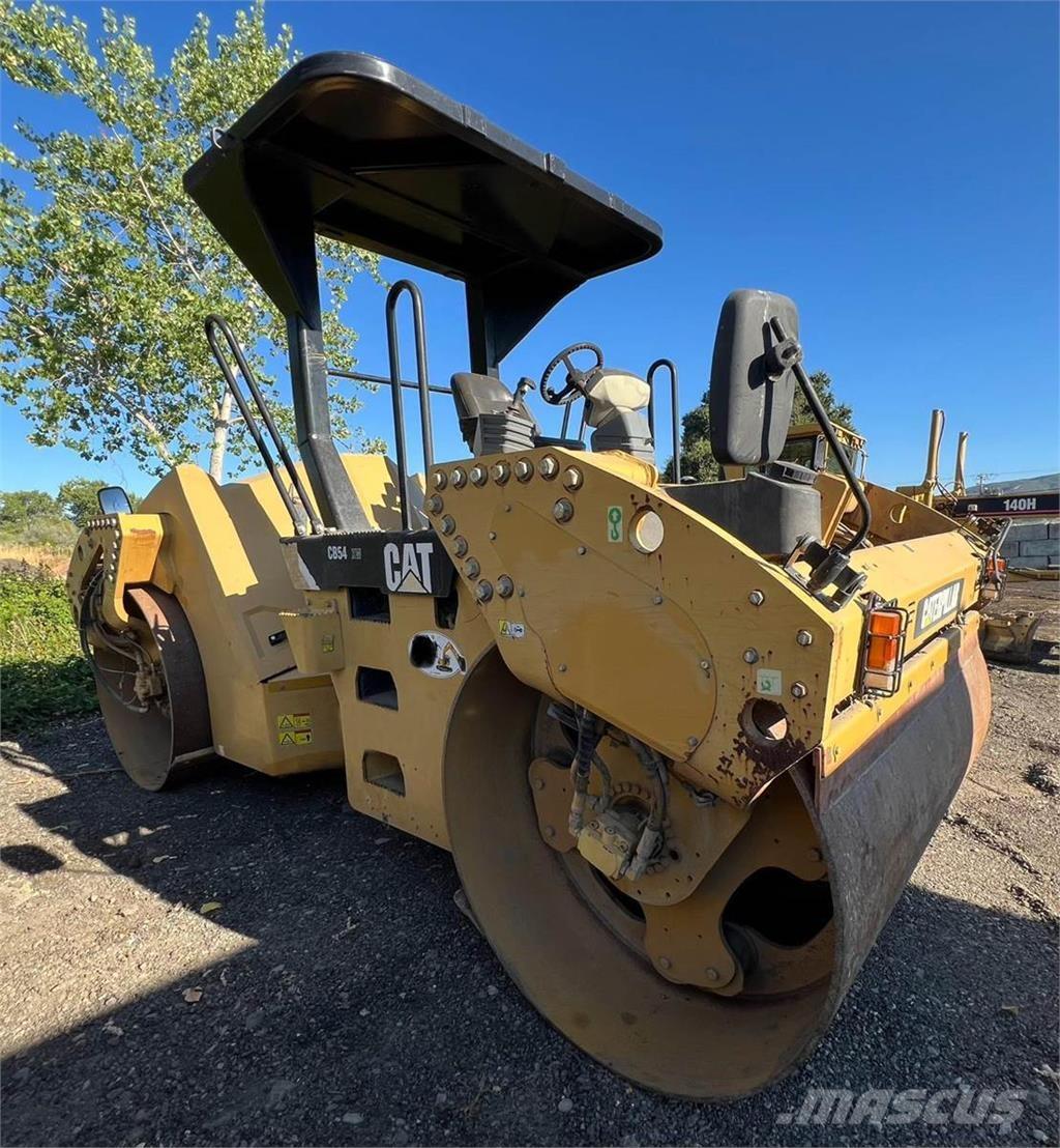 CAT CB54 Грунтовые катки