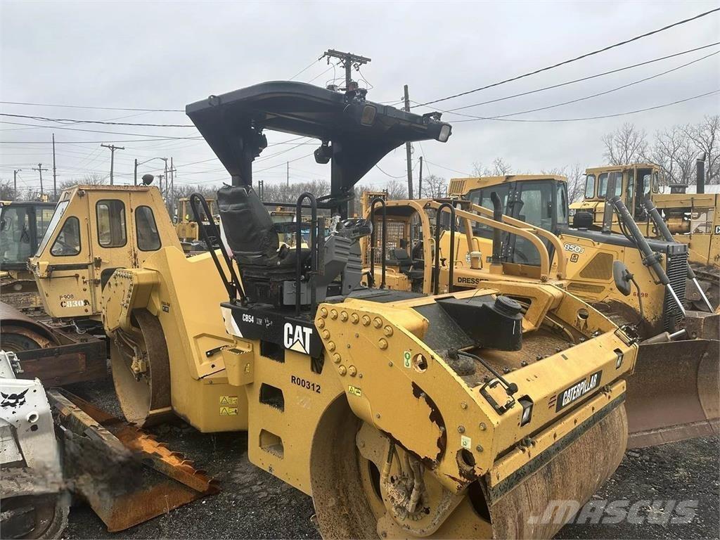 CAT CB54 Грунтовые катки