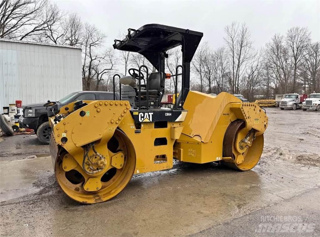 CAT CB64 Грунтовые катки
