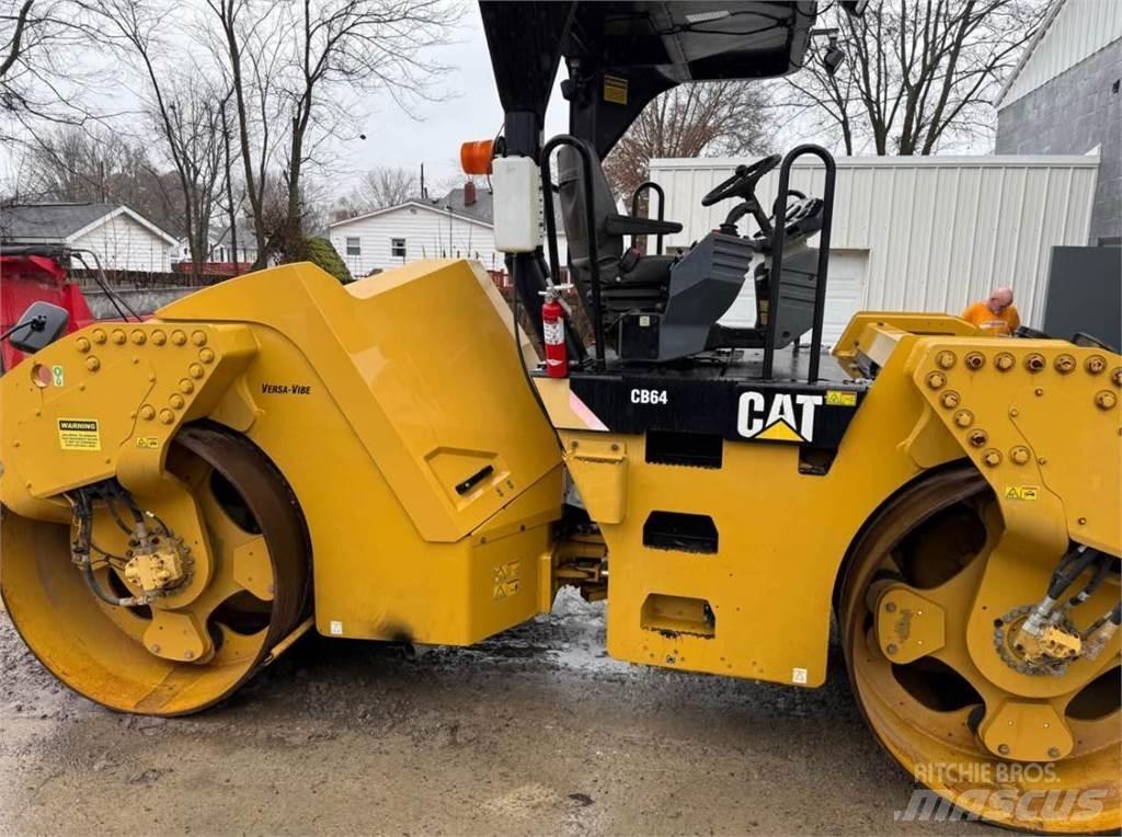 CAT CB64 Грунтовые катки