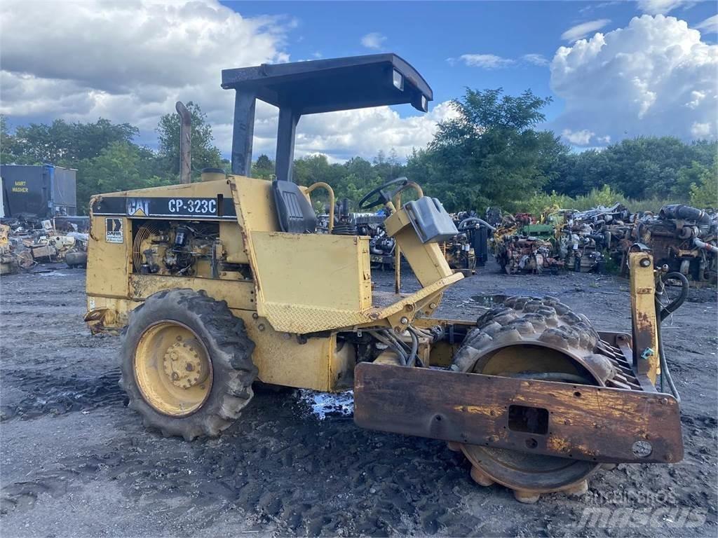 CAT CP323C Уплотнители грунта