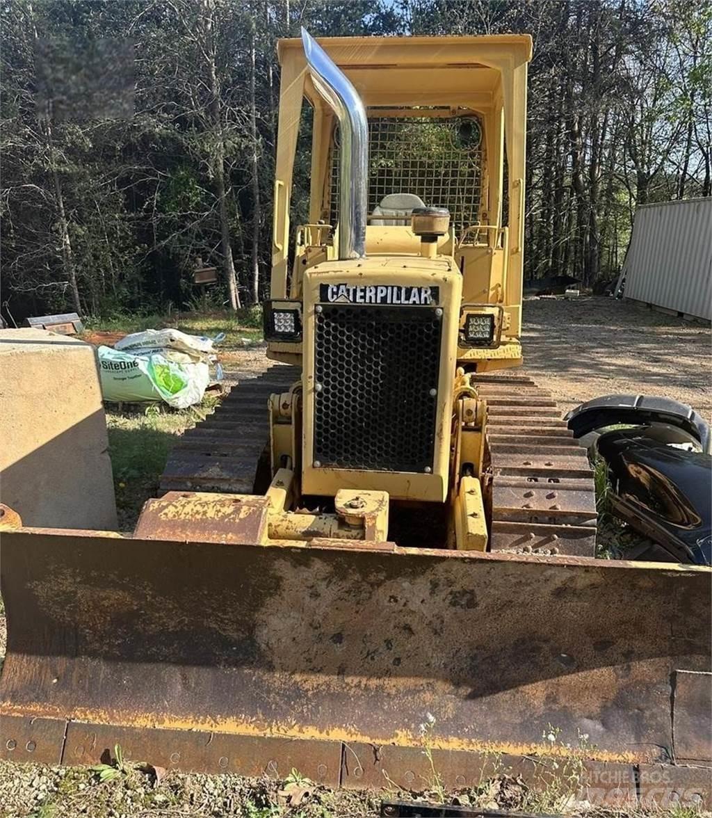 CAT D3B Гусеничные бульдозеры