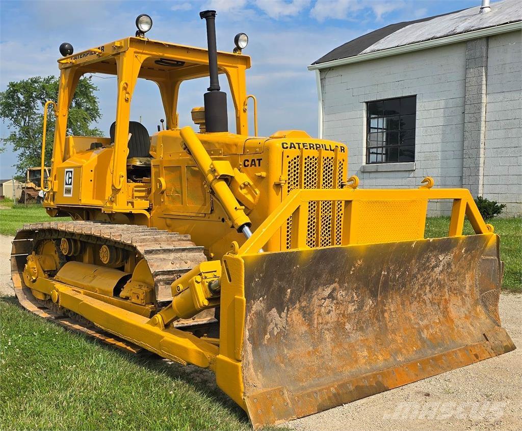 CAT D5B Гусеничные бульдозеры