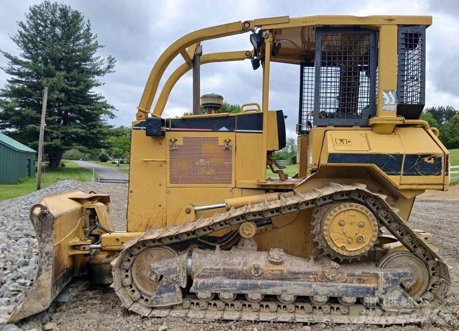 CAT D5M Гусеничные бульдозеры