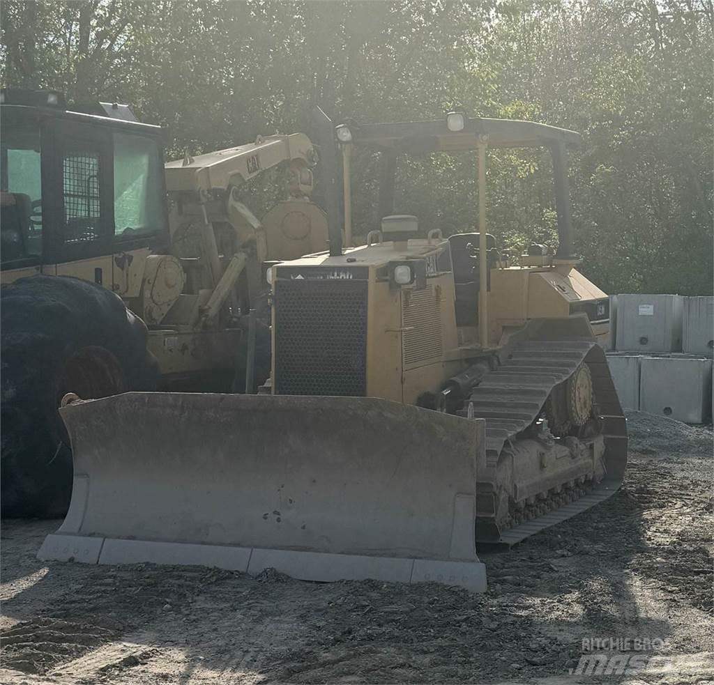CAT D5M Гусеничные бульдозеры