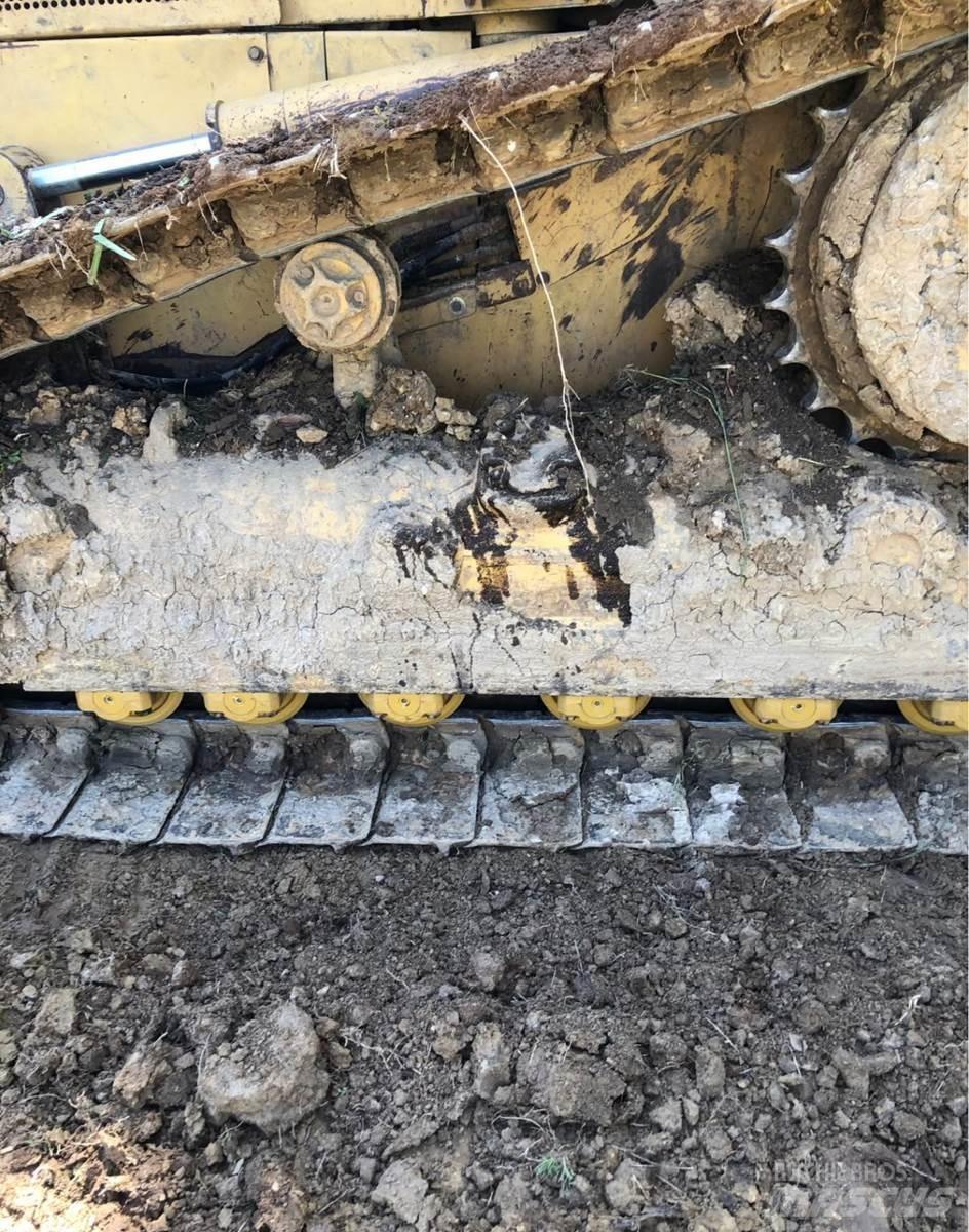 CAT D5M Гусеничные бульдозеры