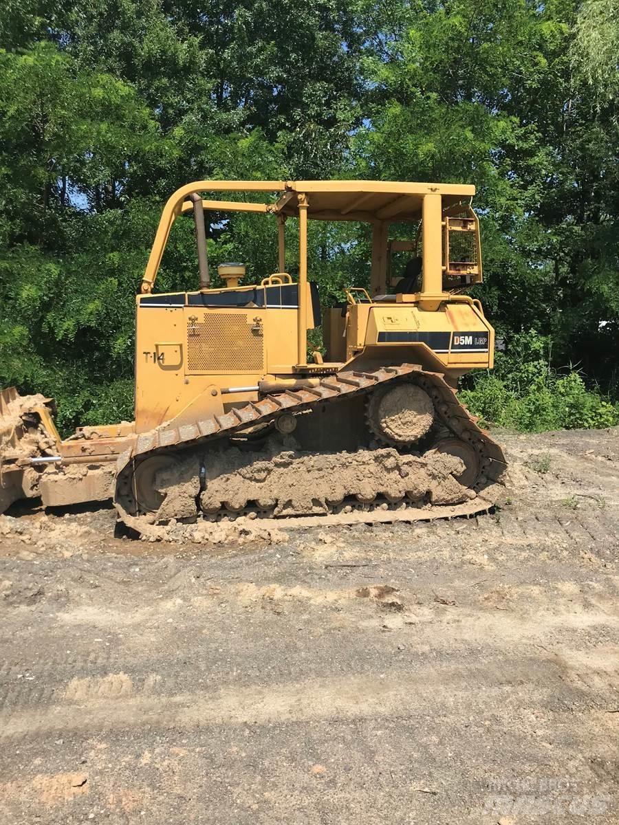 CAT D5M Гусеничные бульдозеры