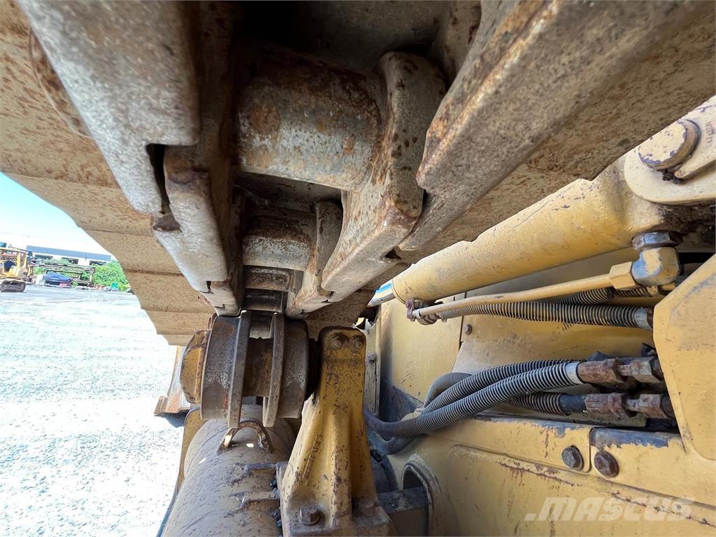 CAT D5N Гусеничные бульдозеры