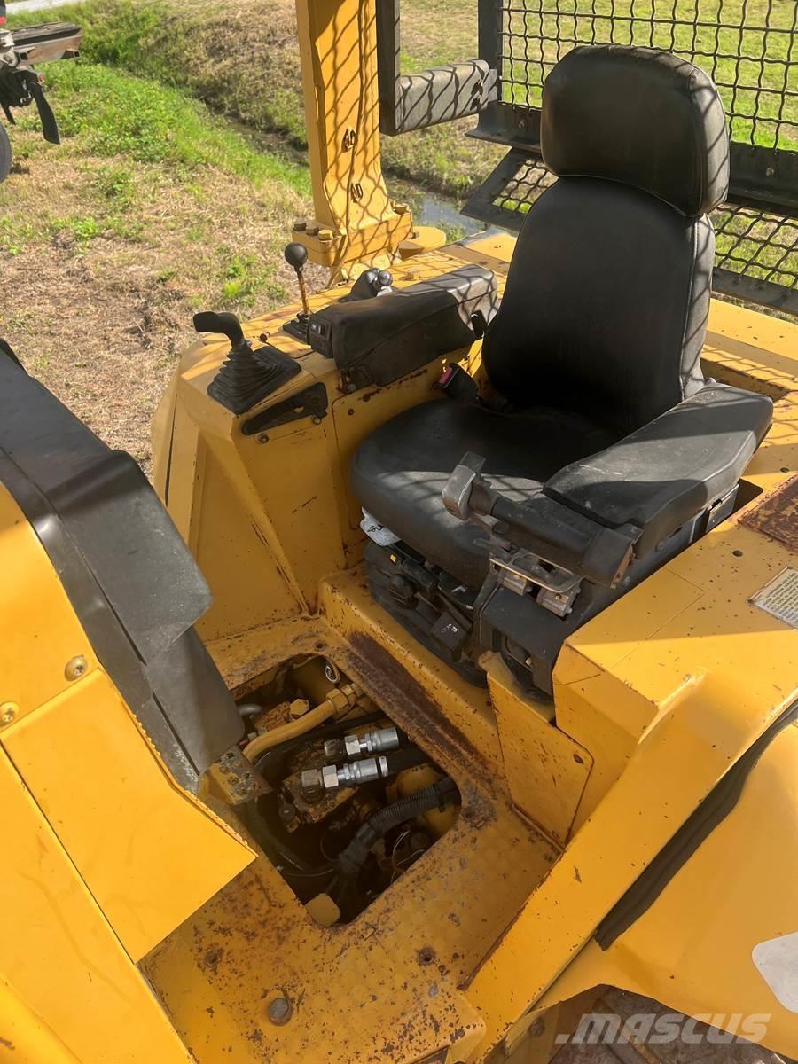 CAT D5N Гусеничные бульдозеры