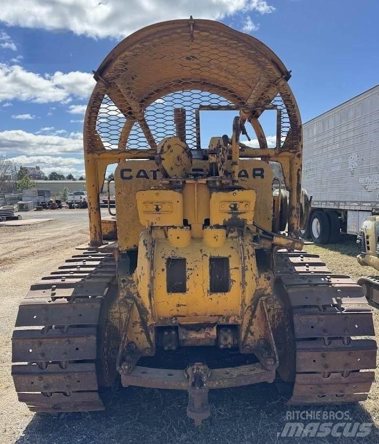CAT D7 Гусеничные бульдозеры
