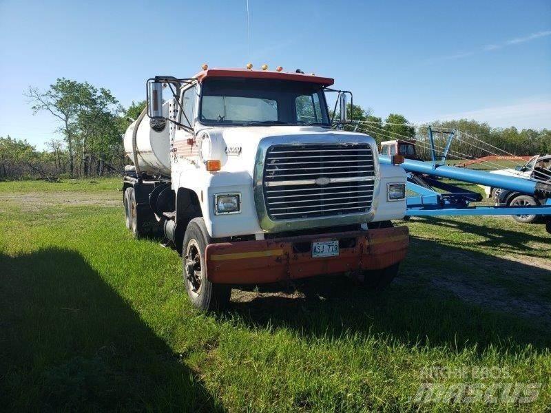 Ford L8000 Грузовики-цистерны