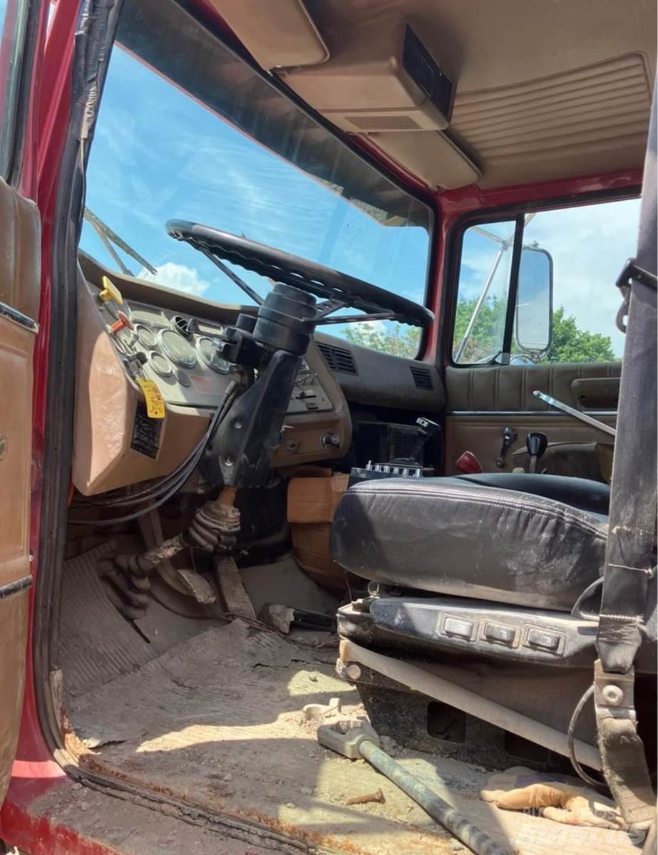 Ford L9000 Грузовики-цистерны