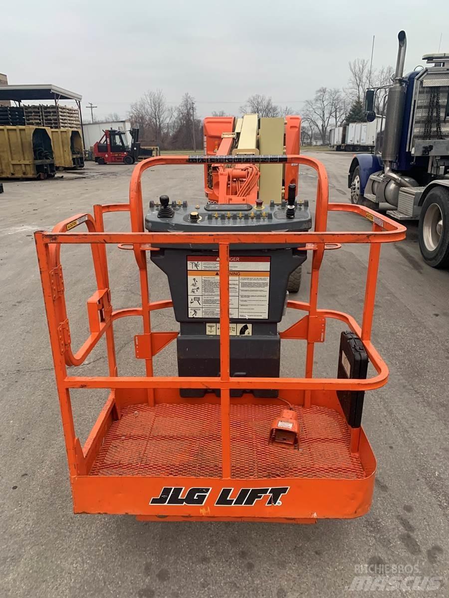JLG E300AJ Вертикальные мачтовые подъемники