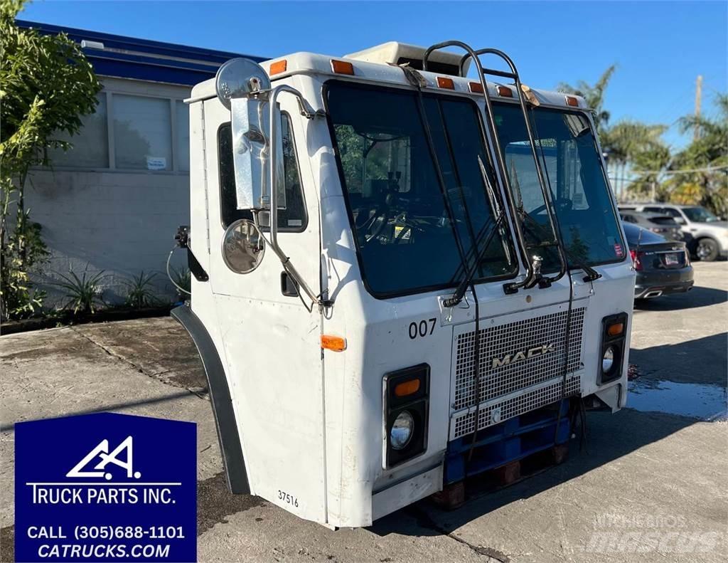 Mack LE613 Коммерческий транспорт - Другие