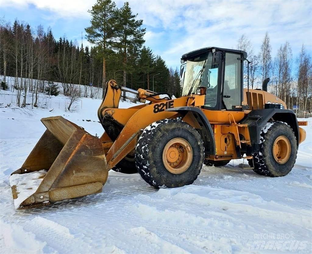 CASE 821E Фронтальные погрузчики